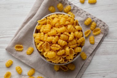 Ev yapımı çiğ Gnocchi Makarnası, en iyi manzara. Dümdüz, tepeden, yukarıdan.