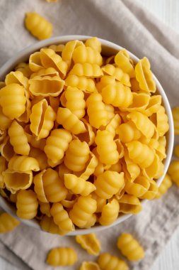 Ev yapımı çiğ Gnocchi Makarnası, en iyi manzara. Dümdüz, tepeden, yukarıdan.