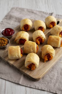 Tahta tahtada ketçap ve hardallı ev yapımı domuz eti, yan görüş..