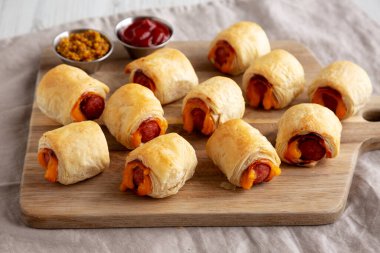 Tahta tahtada ketçap ve hardallı ev yapımı domuz eti, yan görüş..