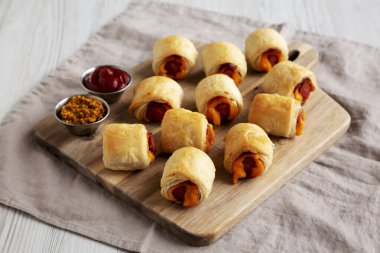 Tahta tahtada ketçap ve hardallı ev yapımı domuz eti, yan görüş..