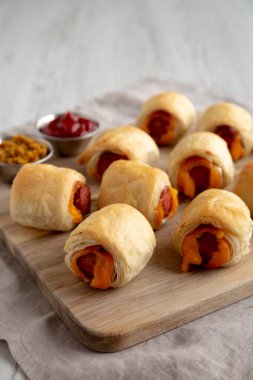 Tahta tahtada ketçap ve hardallı ev yapımı domuz eti, yan görüş.. 