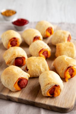 Tahta tahtada ketçap ve hardallı ev yapımı domuz eti, yan görüş.. 