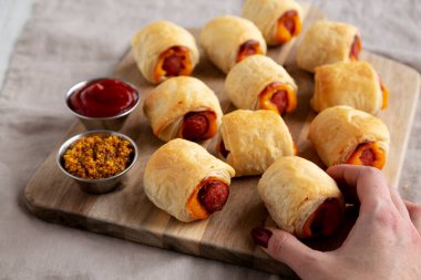 Tahta tahtada ketçap ve hardallı ev yapımı domuz eti, yan görüş.. 