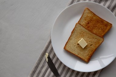 Tabakta tereyağlı ev yapımı tost ekmeği dilimi. Boşluğu kopyala.