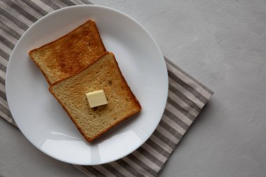 Tabakta tereyağlı ev yapımı tost ekmeği dilimi. Boşluğu kopyala.