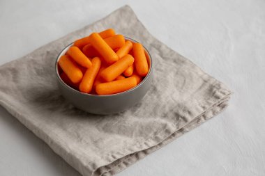 Kâsede organik havuç, yan görüş. Boşluğu kopyala.