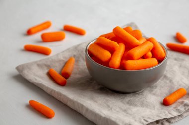 Kâsede organik bebek havuçları, yan görüş.. 