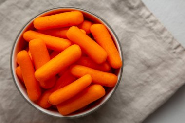 Kâsede organik havuç, en iyi manzara. Dümdüz, tepeden, yukarıdan. Boşluğu kopyala.