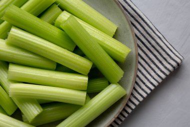 Çiğ Organik Kereviz Tabakta Yapışır, üst görünüm.