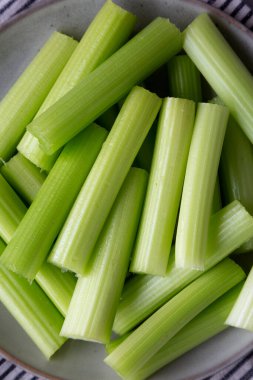 Çiğ Organik Kereviz Tabakta Yapışır, üst görünüm.