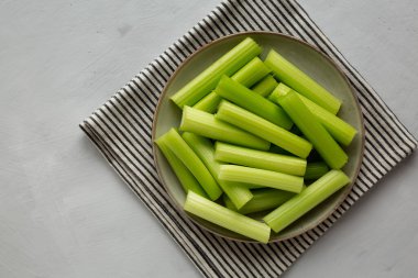 Çiğ Organik Kereviz Yapıştırması Tabakta, üst manzara. Boşluğu kopyala.