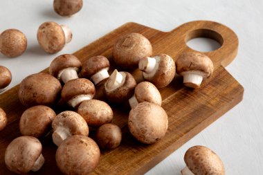 Tahtada çiğ Kraliyet Kahverengi Şampiyonu, yan manzara..