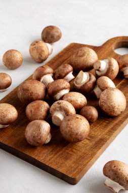 Tahtada çiğ Kraliyet Kahverengi Şampiyonu, yan manzara..