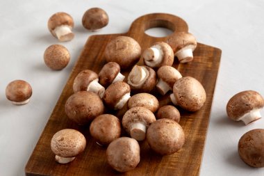 Tahtada çiğ Kraliyet Kahverengi Şampiyonu, yan manzara..