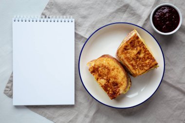 Ev yapımı Fransız Monte Cristo Sandviçi, ahududu reçeli, Boş Notepad, üst manzara. Düz uzanın, başınızın üstünde.
