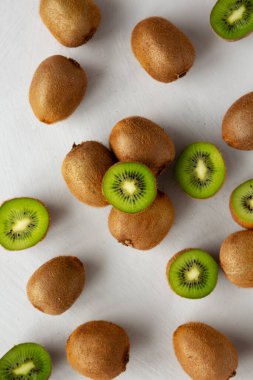 Organik Kahverengi Kivi Fruit, en iyi manzara. Dümdüz, tepeden, yukarıdan.