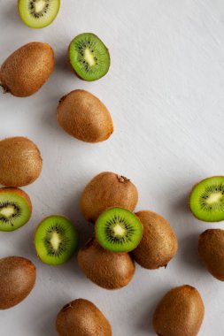 Organik Kahverengi Kivi Fruit, en iyi manzara. Dümdüz, tepeden, yukarıdan. Boşluğu kopyala.