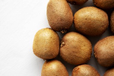 Organik Kahverengi Kivi Fruit, en iyi manzara. Dümdüz, tepeden, yukarıdan. Metin için boşluk.