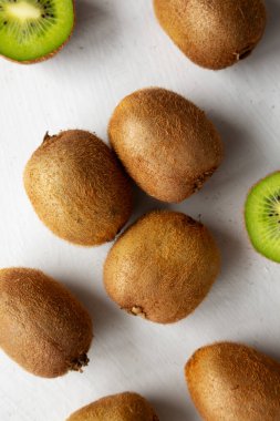 Organik Kahverengi Kivi Fruit, en iyi manzara. Dümdüz, tepeden, yukarıdan. 