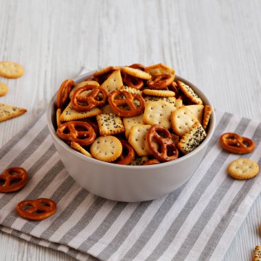 Ev yapımı tuzlu parti atıştırmalığı kasede, yan görünümde..