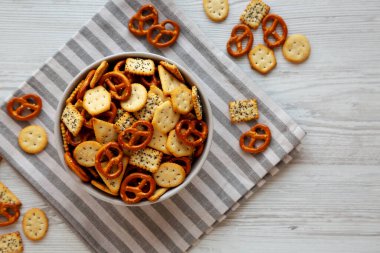 Ev yapımı tuzlu parti aperatifleri bir kasede, üst manzara..