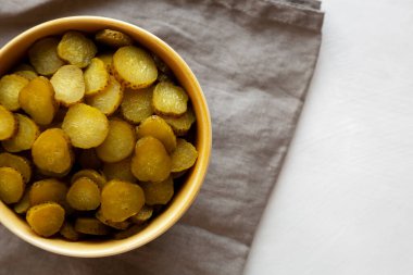 Organik yeşil turşu cipsleri bir kasede, en iyi manzara. Dümdüz, tepeden, yukarıdan. Boşluğu kopyala.