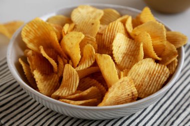 Bir kasede patates cipsi, yan görüş..