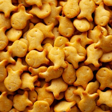 Mini Japon Balığı krakerleri ve deniz tuzu, üst manzara.. 