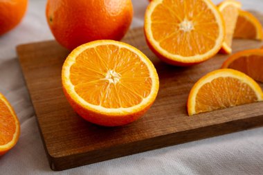 Tahtada çiğ organik tatlı portakallar, alçak açı. Yakın plan..