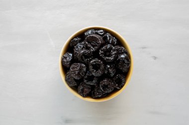 Bir kasede çiğ erik eriği, üst görünüm.. 