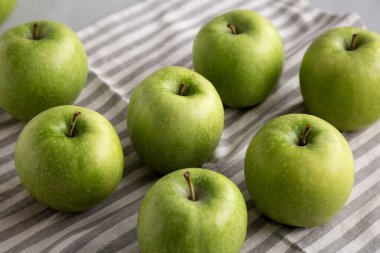 Organik Yeşil Granny Smith Elmaları, yan görünüm.