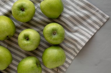 Organik Yeşil Granny Smith Elmaları, en iyi manzara. Dümdüz, tepeden, yukarıdan.