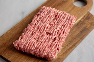 Organik Çimen Fed Çiğ Sığır eti Tahta üzerinde Tahta, yan görünüm.