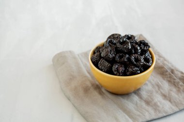 Bir kasede çiğ erik eriği, yan manzara..