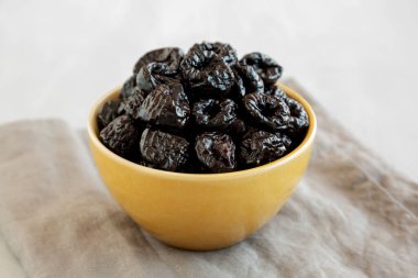 Bir kasede çiğ erik eriği, yan manzara..