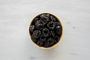 Bir kasede çiğ erik eriği, üst görünüm.. 