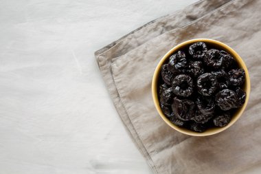 Bir kasede çiğ erik eriği, üst manzara. Boşluğu kopyala.