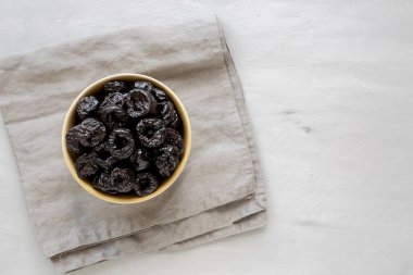 Bir kasede çiğ erik eriği, üst manzara. Boşluğu kopyala.