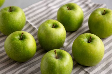 Organik Yeşil Granny Smith Elmaları, yan görünüm.