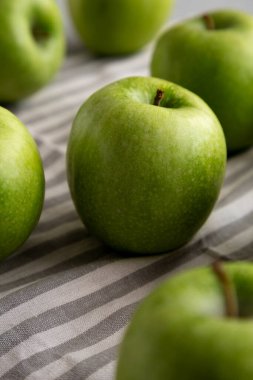 Organik Yeşil Granny Smith Elmaları, düşük açılı. Yakın plan..
