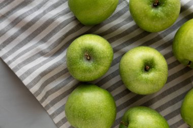 Organik Yeşil Granny Smith Elmaları, en iyi manzara. Dümdüz, tepeden, yukarıdan.