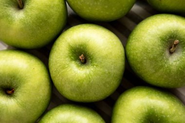 Organik Yeşil Granny Smith Elmaları, en iyi manzara. Dümdüz, tepeden, yukarıdan.