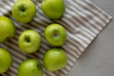 Organik Yeşil Granny Smith Elmaları, en iyi manzara. Dümdüz, tepeden, yukarıdan.