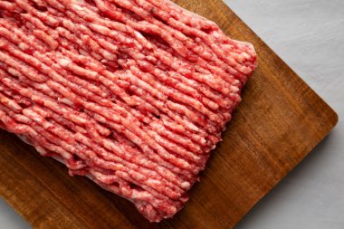 Organik Çimen Fed Çiğ Chuck Ground Beef tahtada, en iyi manzara. Yakın plan..