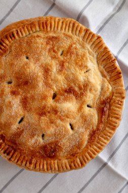 Ev yapımı elmalı turta yemeye hazır.