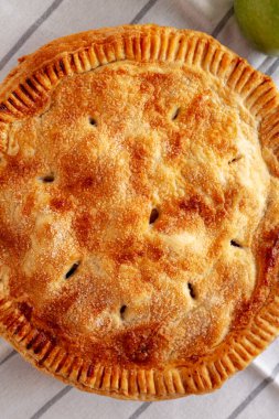 Ev yapımı elmalı turta yemeye hazır.