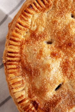 Ev yapımı elmalı turta yemeye hazır.