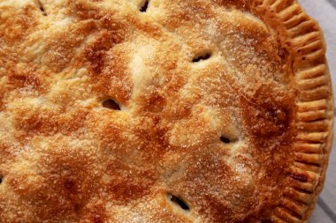 Ev yapımı elmalı turta yemeye hazır.