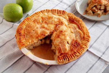 Ev yapımı elmalı turta yemeye hazır.